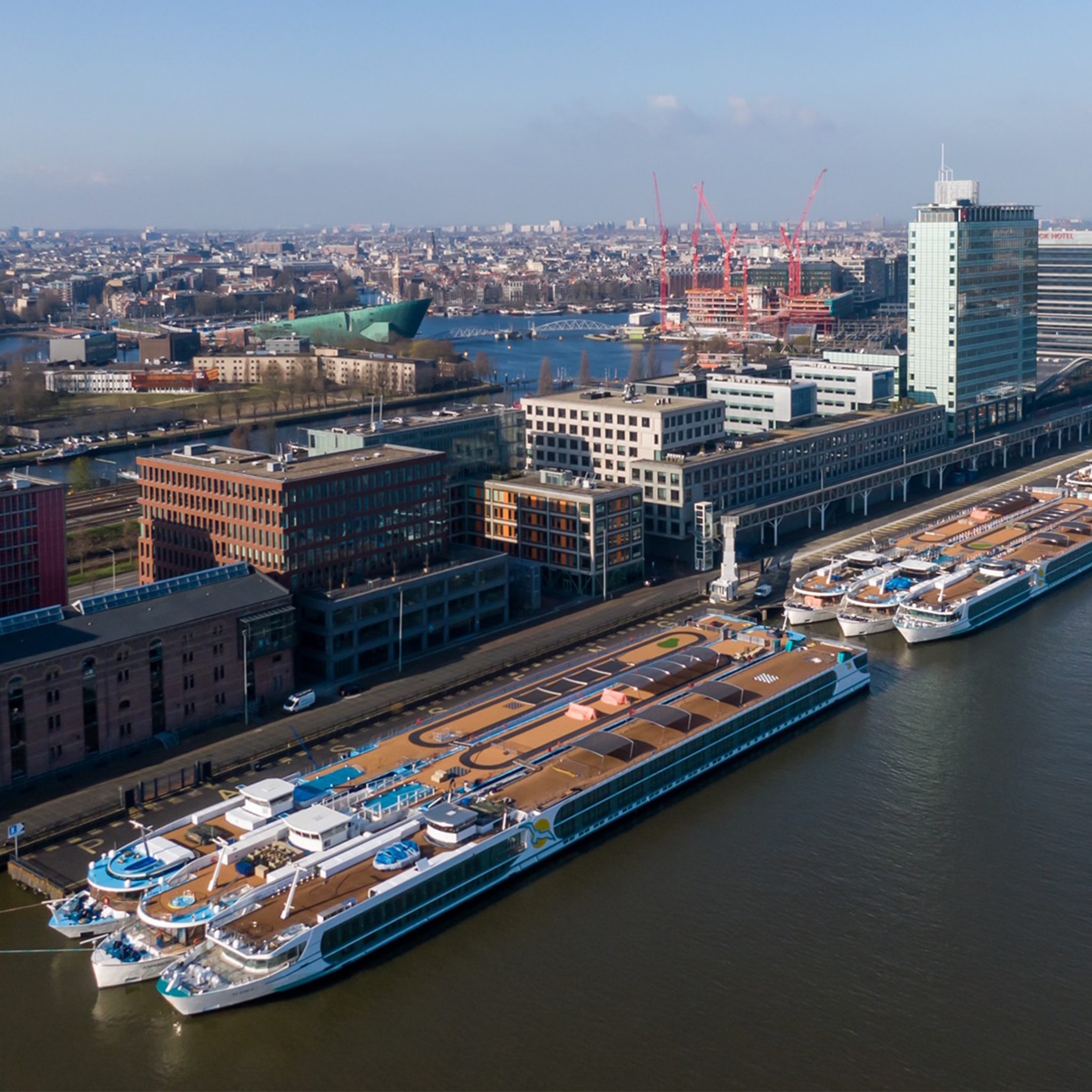 Rivertech in Arnhem beheert een vloot van 24 schepen, waarvan er nu 13 afgemeerd liggen bij de PTA-terminal in Amsterdam. (Foto via Rivertech)