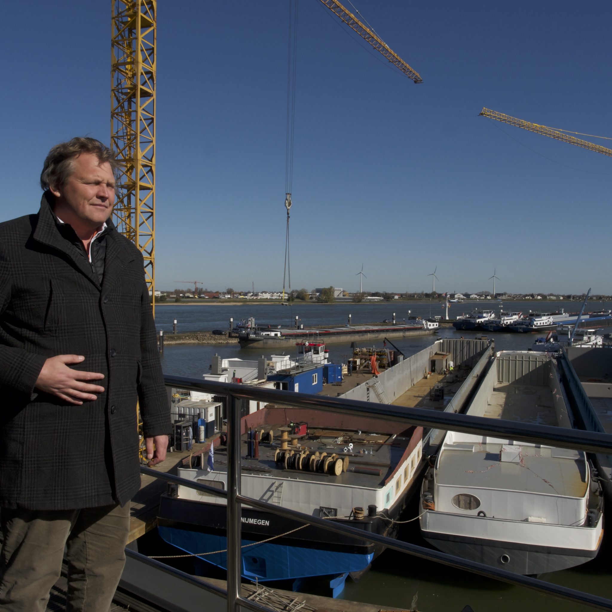 Diederik Jan Antvelink met naast hem aan de afbouwsteiger de Nijmegen Max. (Foto Huib Hikke)