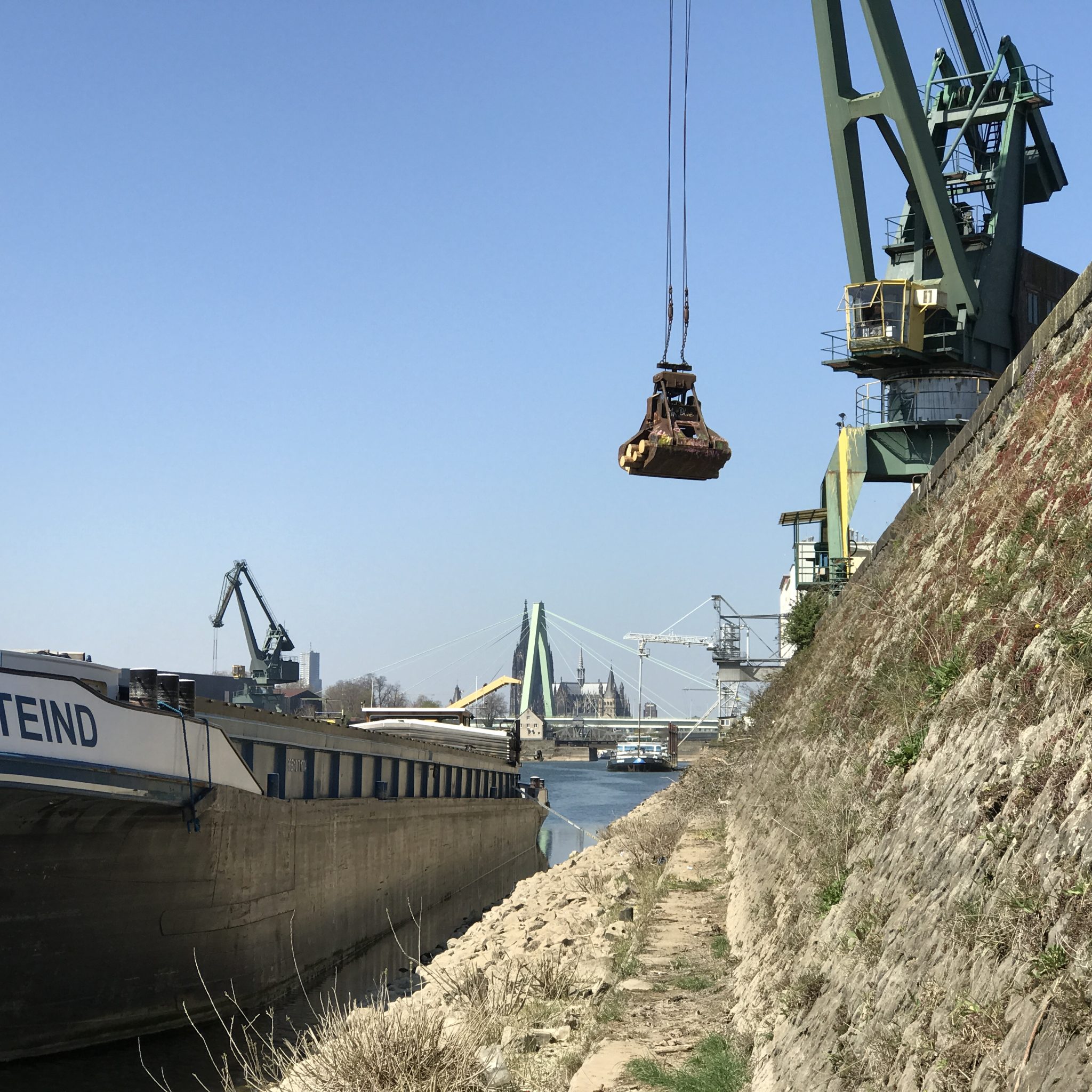 De kraan aan de kade van Rhein-Cargo in Köln-Deutz is niet een van de nieuwste. Schipper Bram Aarnoudse van de Westeind en directeur Ron ten Voorde van Devobo hopen dat in het vervolg het laden in Bonn beter gaat. (Foto Rhein-Cargo)