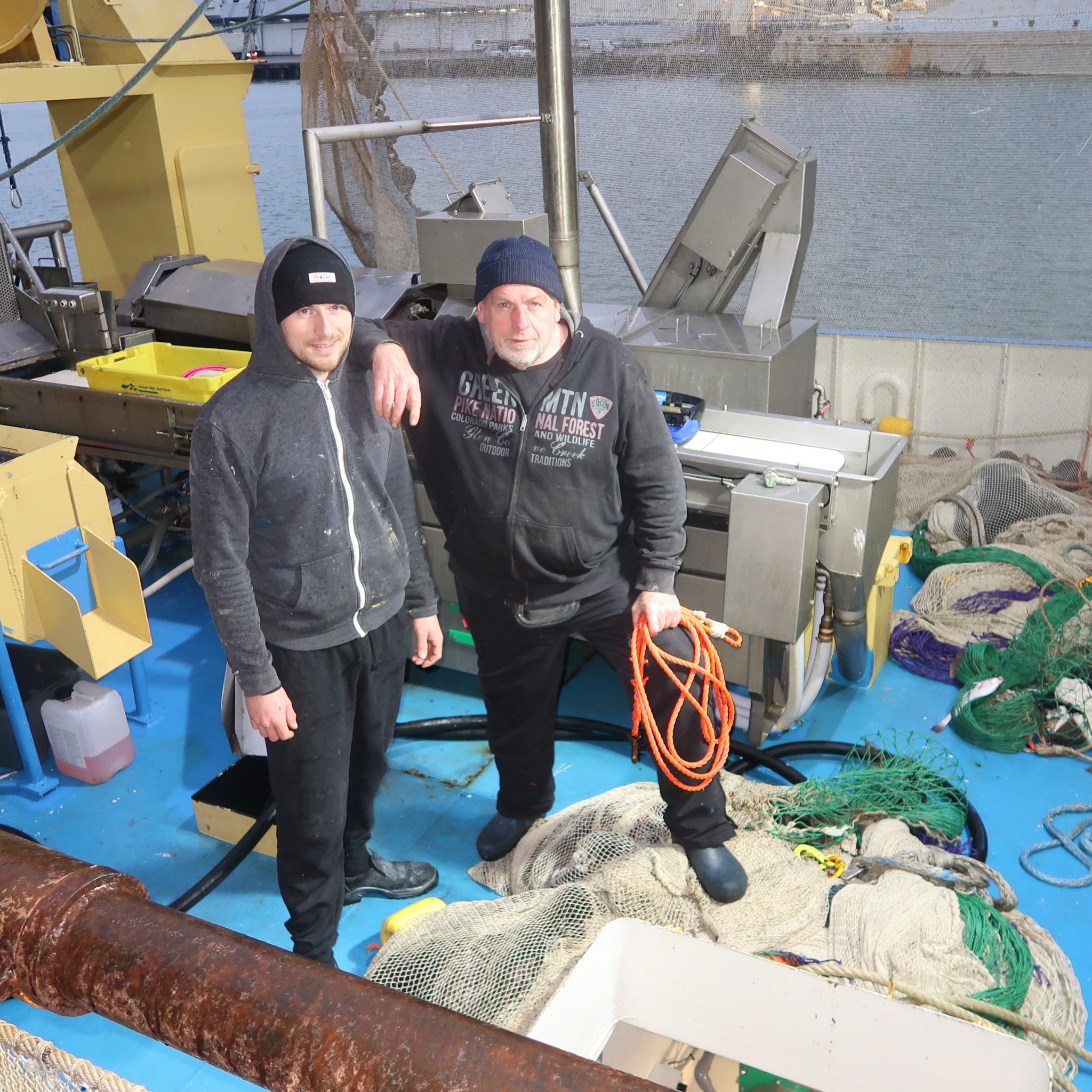 Garnalenvisser Nico Letsch met zijn zoon aan boord van de SCH-43. Letsch bracht in september een nieuwe garnalenkotter in de vaart, maar kon sindsdien nog geen maand zonder onderbreking vissen. (Foto W.M. den Heijer)