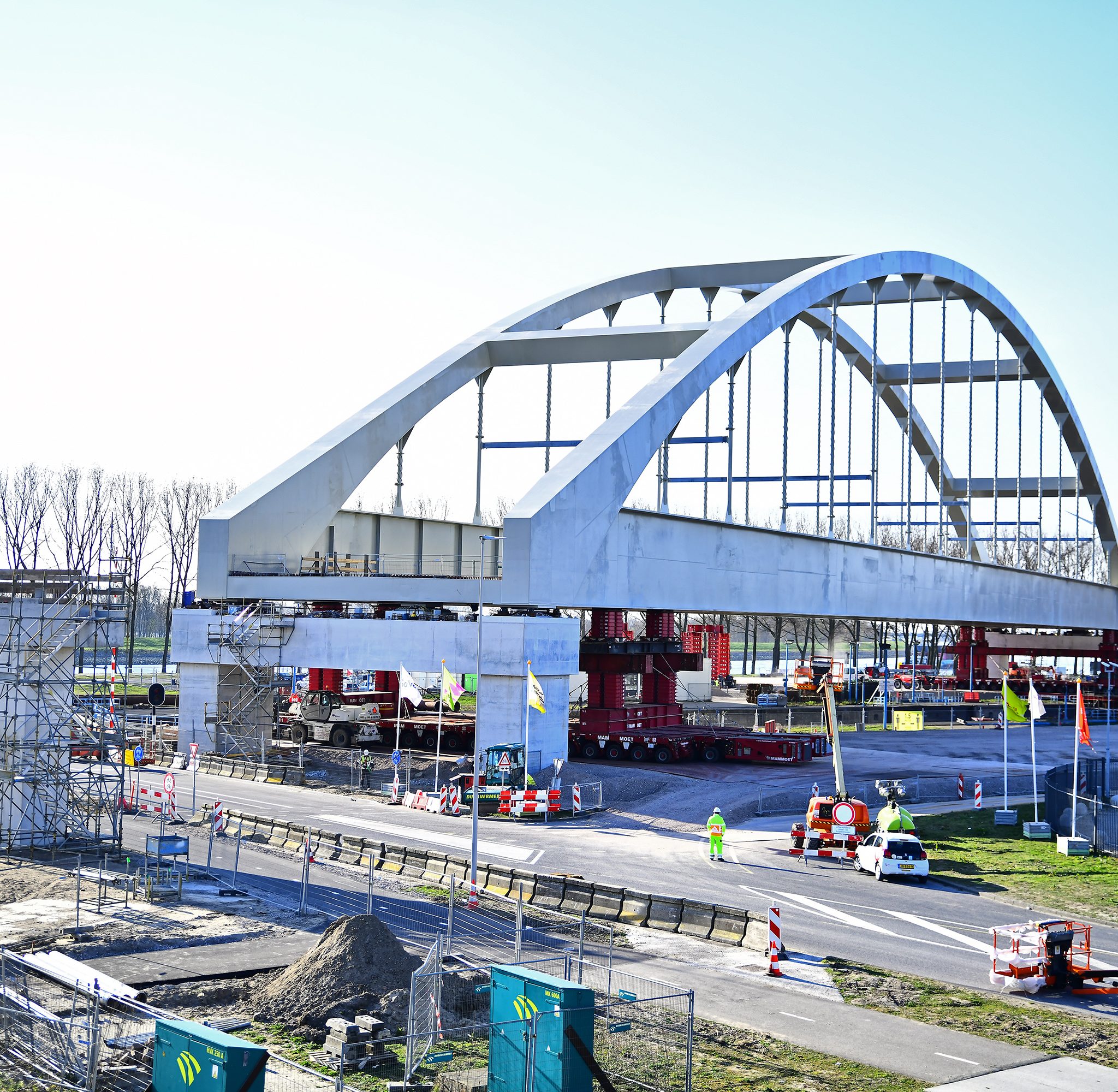 Zorgvuldig manoeuvreren met de nieuwe spoorbrug over de Rozenburgsesluis. (Foto Danny Cornelissen / Port of Rotterdam)