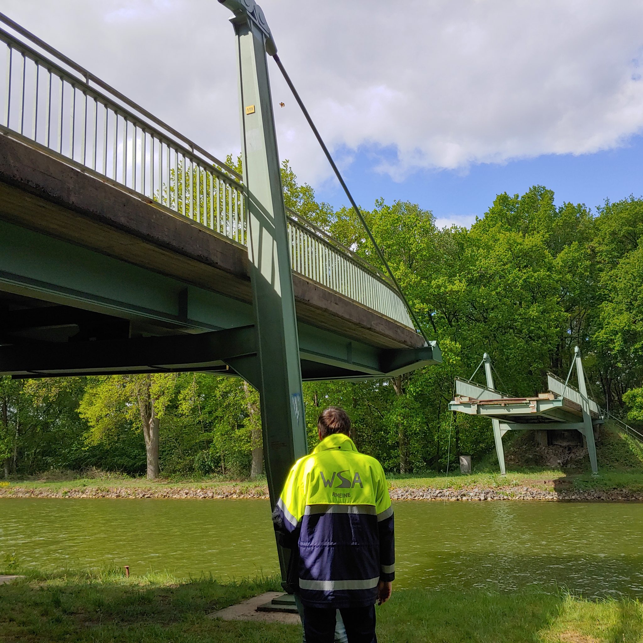 Vanaf beide brugpijlers op de wal hangen brugdelen over het Dortmund-Emskanaal die dreigen in te storten. (Foto Tim Henrichs)