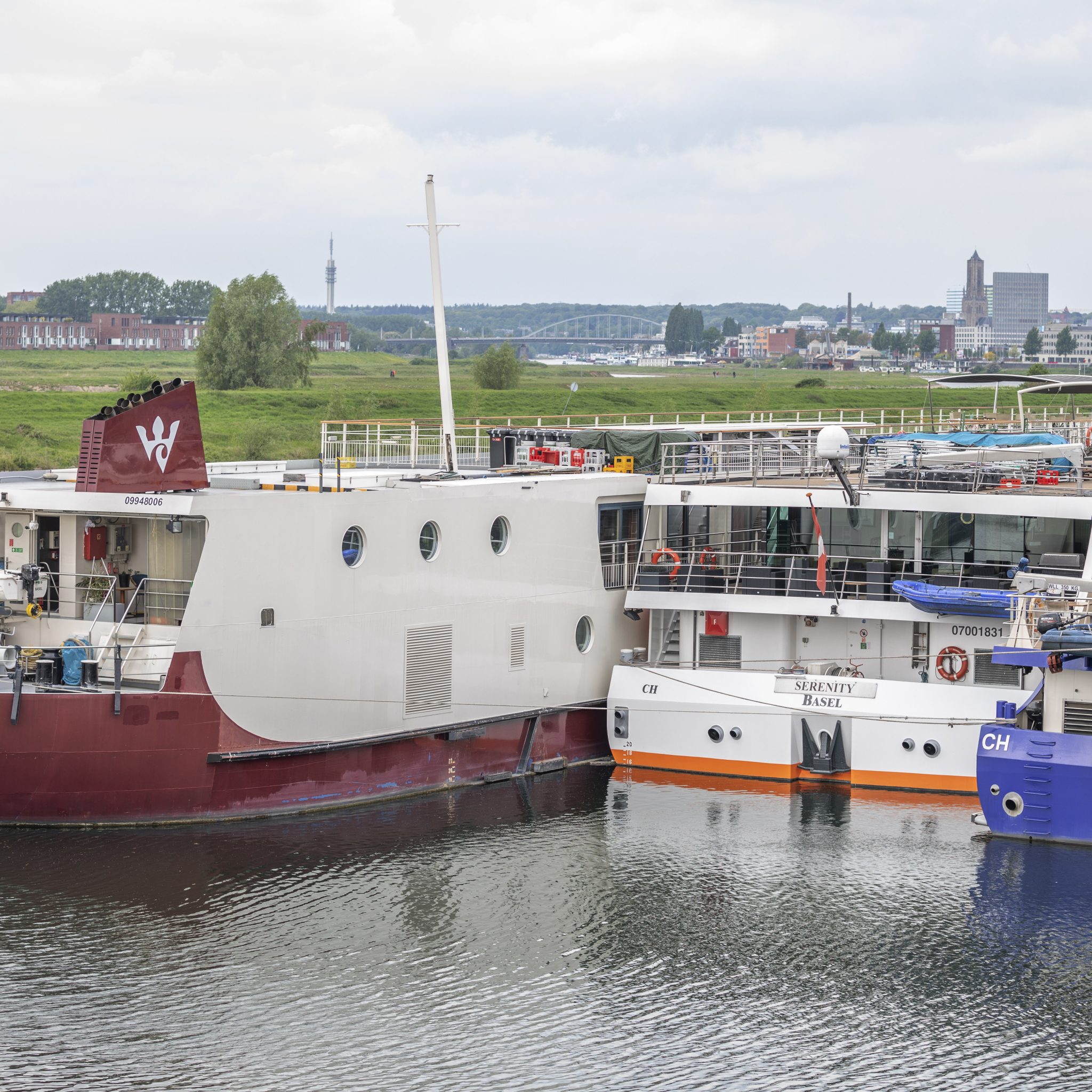 De Bellejour dient als opvangschip voor coronapatiënten in de Nieuwe Haven in Arnhem. (Sjef Prins - APA Foto)