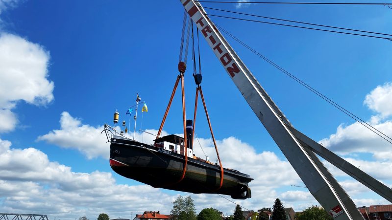 De 110 jaar oude sleepboot August als luchtschip aan de haak van de bok Triton van Wagenborg. (Foto Martin Deymann)