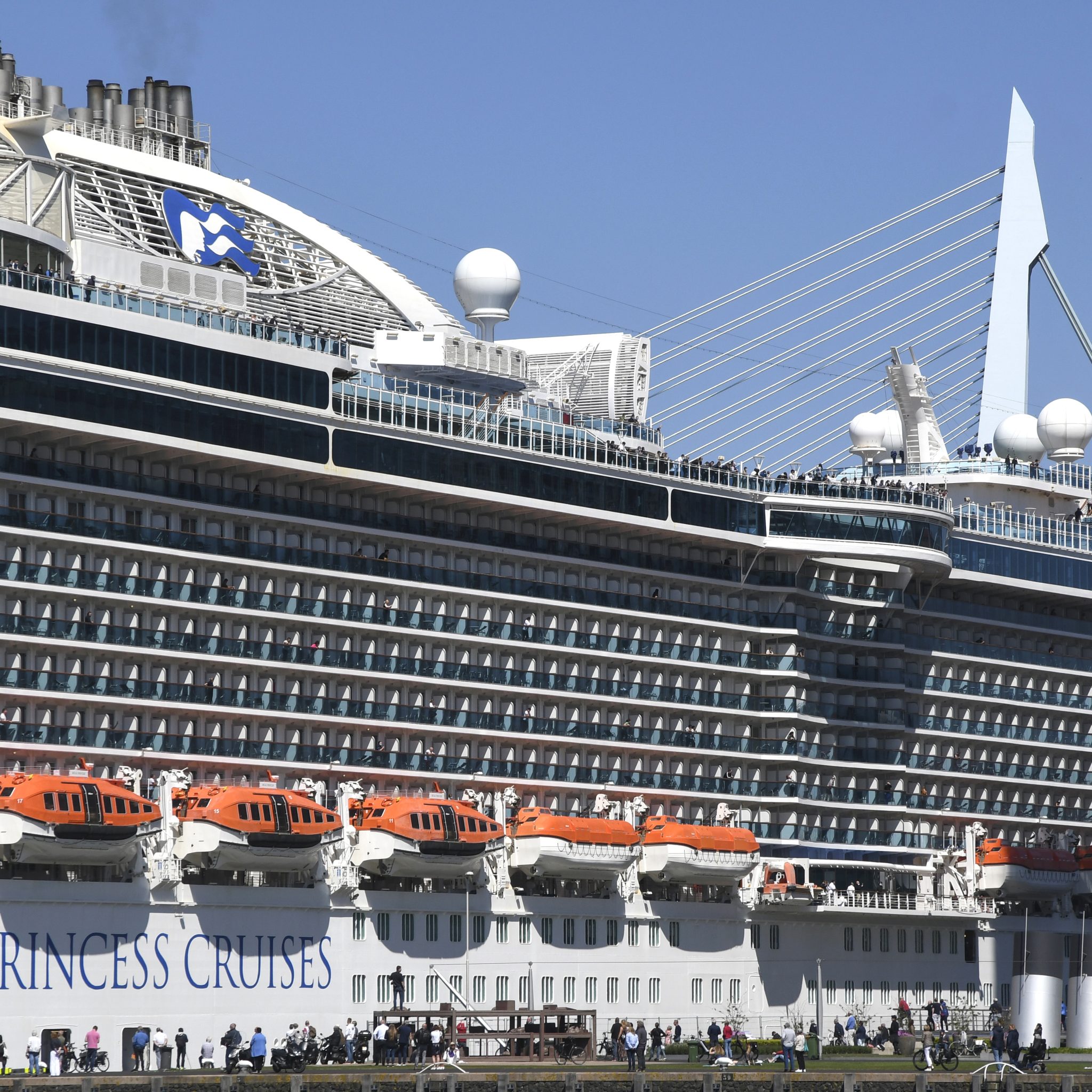 De Regal Princess meert met 940 bemanningsleden van cruiseschepen uit 22 Europese landen aan in Rotterdam aan de Wilhelminapier. (Foto Ries van Wendel de Joode)