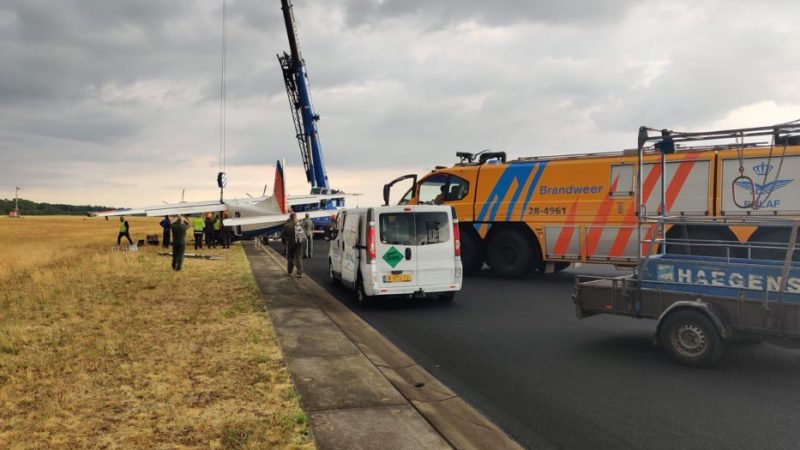 Het Kustwachtvliegtuig wordt weggetakeld na klapband op vliegbasis Eindhoven (foto Defensie)