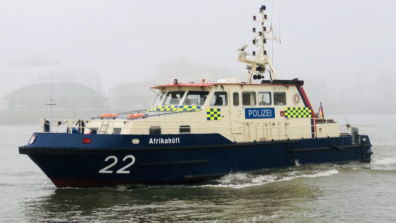 De WS 22 van de Wasserschutzpolizei in Hamburg die bij de aanvaring lichte schade opliep. (foto: Hafen Hamburg)