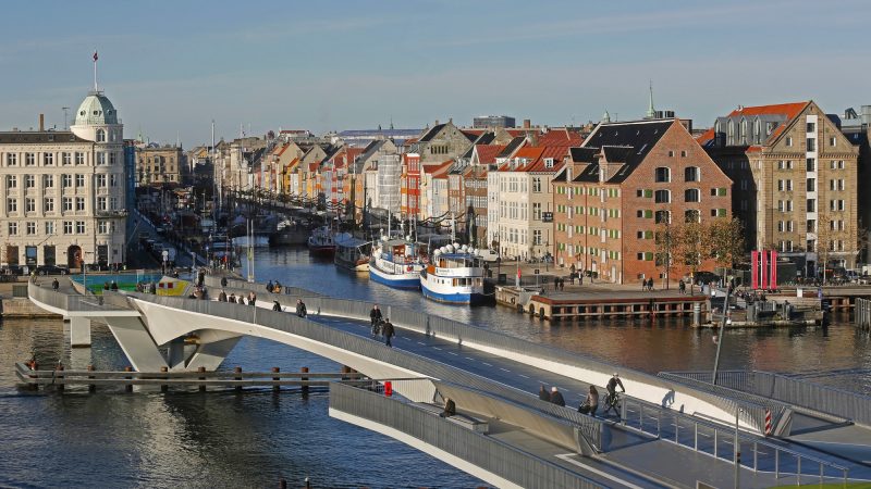 De kussende brug met op de achtergrond de romantische Nyhavn. Er zijn twee mogelijkheden om dwars door een glazen wand te rijden, eenmaal bij het vaste deel naar het schuifdeel en eenmaal omgekeerd.