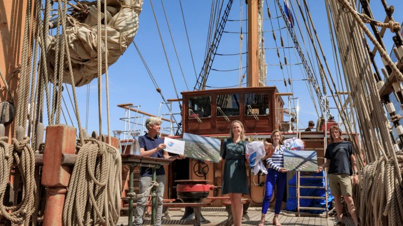 Schipper Joost Martijn overhandigt de petitie op het Tall Ship EUROPA (foto Arjan de Jager)