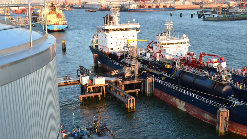 Door het opdelen en verlengen van de huidige zeesteiger ontstaat bij Maaskant in de Botlek een tweede aanlegplaats voor zeeschepen. (Foto Maaskant)