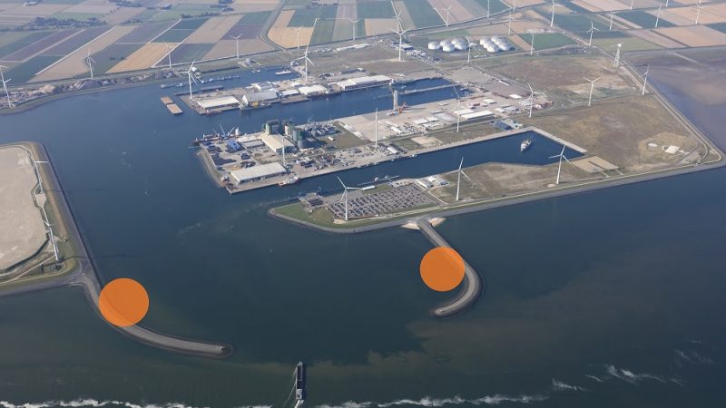 Windturbines fungeren als poort voor de Eemshaven (foto Groningen Seaports)