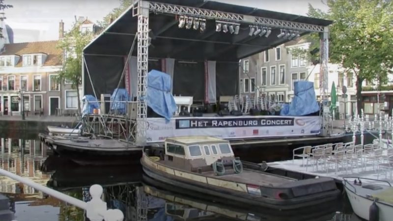 Dekschuiten van Groenen onder het podium van het Rapenburg Concert in Leiden. (Foto: videostill uit bedrijfsvideo op Youtube).