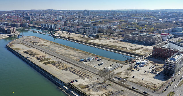 De lege haven van Mainz. De projectontwikkelaar gaat binnenkort beginnen met de aanleg van groenstroken. (Foto Zollhafen Mainz)