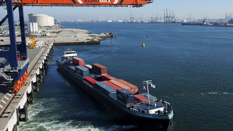 De containeroverslag bleef in het eerste helft van 2020 redelijk op peil. (Foto Havenbedrijf Rotterdam)