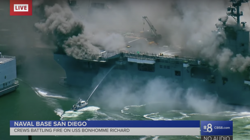 Op beelden van Amerikaanse media was te zien dat er dikke rookwolken opstegen vanaf de USS Bonhomme Richard, een vliegdekschip