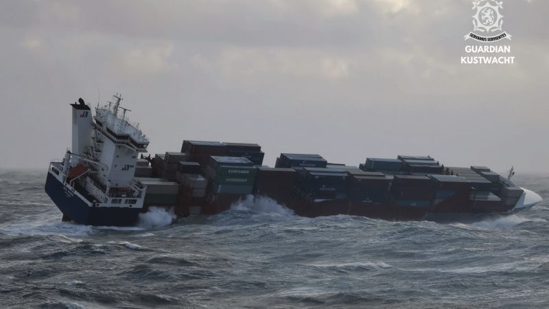 De Nederlandse OOCL Rauma verloor op 11 februari dit jaar ten noorden van de Waddeneilanden zeven containers. Het schip lag al ‘te steken’ vanwege de windkracht 9 tot 10 uit het westen. De containers aan dek stonden dubbel gesjord, zegt de OVV, die verder geen onderzoek doet naar dit incident. (Foto OVV/Kustwacht)
