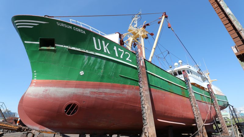 De UK-172 staat droog op een van de hellingen van Shipyard Van Laar in IJmuiden. (Foto Bram Pronk)