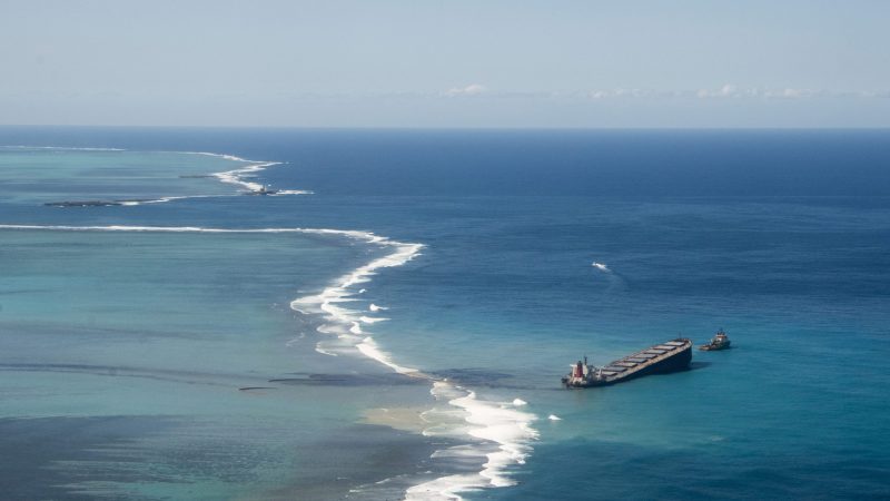 De Japanse bulkcarrier bij de kust van Mauritius. (Foto ANP)