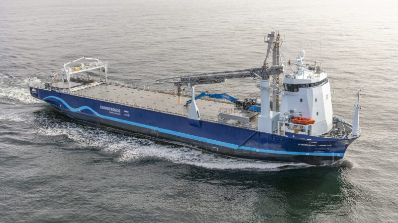 De RoRo-carrier Eidsvaag Omega gaat Noorse zalmkwekerijen van visvoer voorzien. (Foto Hartman Marine)