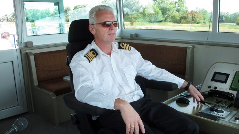 Kapitein en gastheer Erwin Scheers van het passagiersschip Nirvana. (Foto Henk Zuur)