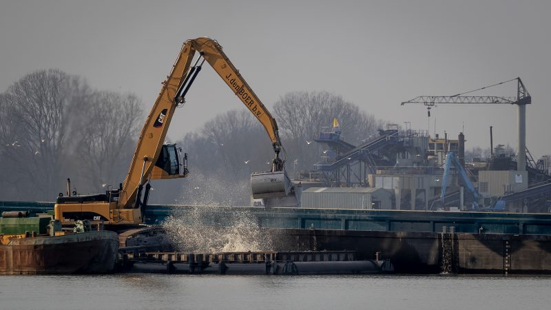 Over de Maas waar Rijkswaterstaat een half miljoen ton afval zou hebben gestort. (Foto ANP)