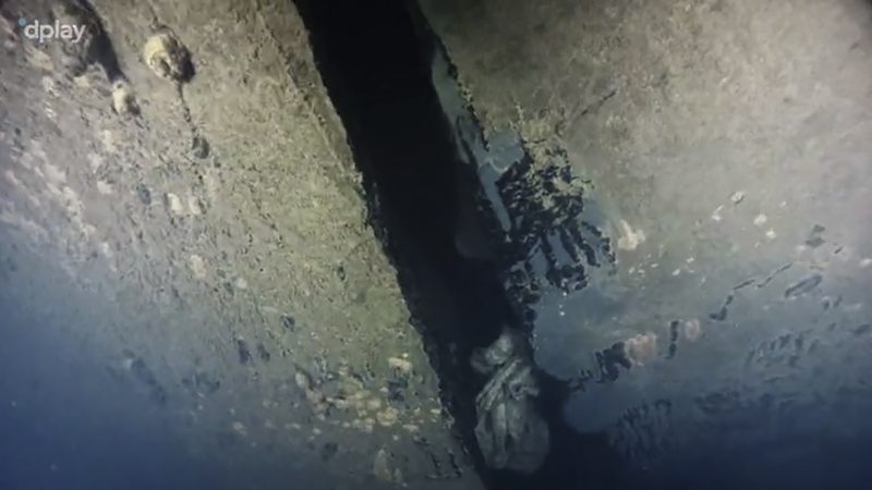 Een filmploeg die een documentaire maakte over de veerbootramp voor de Discovery, vond bij het wrak een vier meter lang gat in de romp van het schip, dat eerder gedeeltelijk door de zeebodem was bedekt. (Foto Dplay)