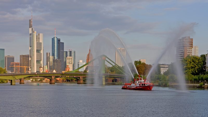 De FLB spuit donderdag op de Main in Frankfurt als een fontein. (Foto archief brandweer Frankfurt)