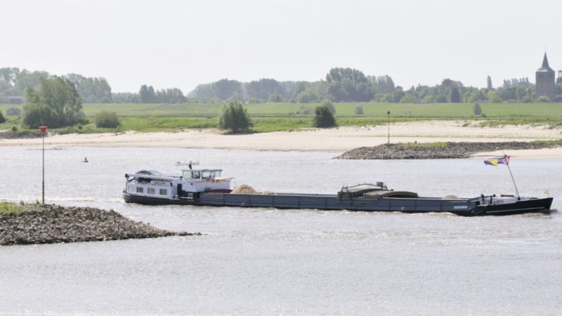 De bevaarbaarheid van de Waal en de bodemproblematiek is het grootste knelpunt in het Nederlandse vaarwegennetwerk. (Foto Rijkswaterstaat)