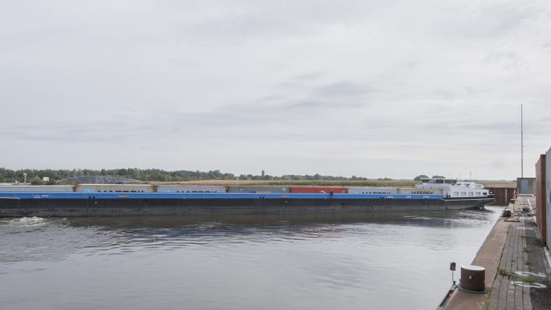 De Nijmegen Max draait het havenbekken van Wanssum uit. Op naar Nijmegen, waar het containers gaat laden voor Rotterdam. Er staat dan 222 teu op het dieselelektrische schip. (Foto Erik van Huizen)