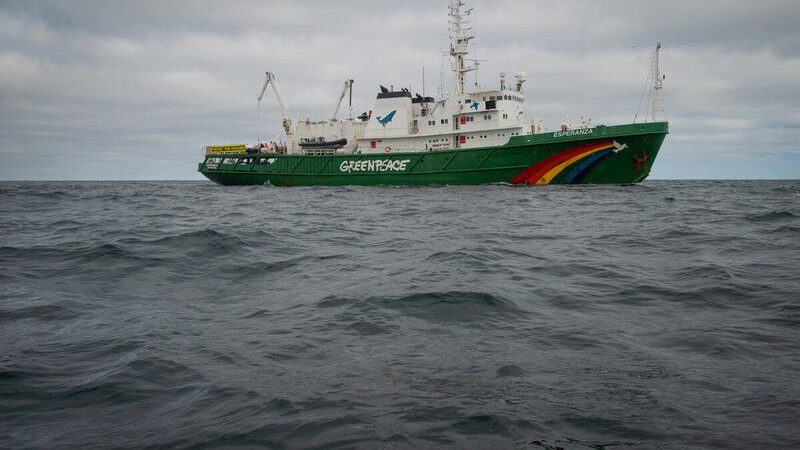 Greenpeace Groot Brittannië plaatst natuurstenen op enkele locaties bij de Doggersbank, waardoor 47 vierkante mijl van het beschermde gebied wordt afgesloten voor de visserij.