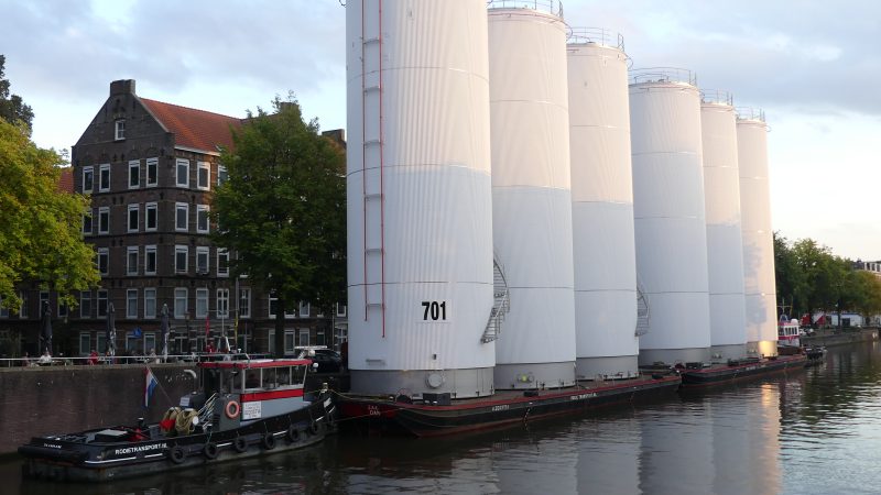 Met 24 meter hoge opslagtanks door de grachten van Amsterdam varen is specialistisch werk. (Foto Heere Heerema jr.)