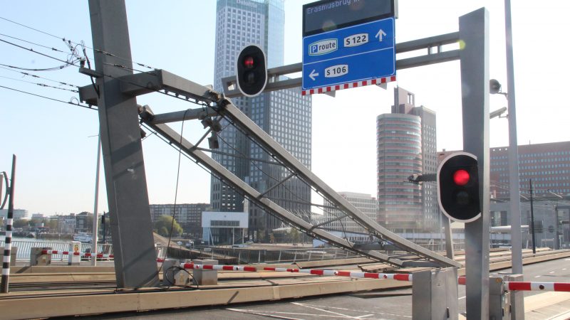 De brug is voorlopig afgesloten voor het wegverkeer. (Foto GinoPress)