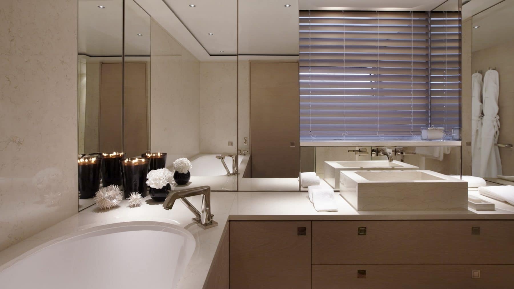 Het jacht heeft een luxe badkamer die van alle gemakken is voorzien, ook ontworpen door Malcolm McKeon. (Foto Royal Huisman)