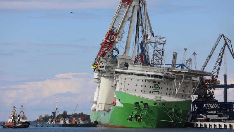 De afgebroken Liebherr scheepskraan op de Orion 1 in Rostock. Het offshore constructieschip van de Deme Group lag kort na het incident met slagzij tegen de kade. (Foto Stefan Tretropp)