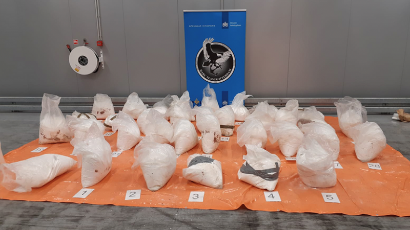 Tijdens een controle in de Rotterdamse haven vorige week vrijdag heeft de douane 875 kilo cocaïne onderschept en vier mannen aangehouden. De straatwaarde van de partij is ruim 65 miljoen euro.