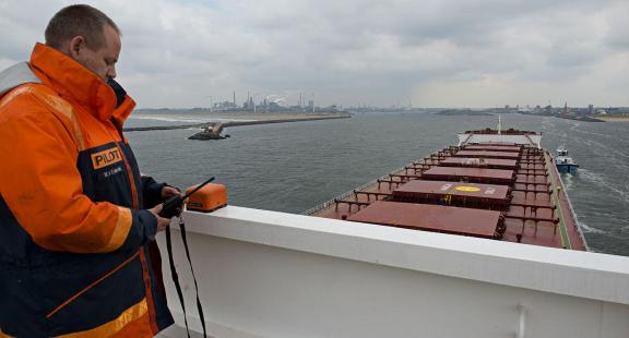Schaalvergroting van de zeevaart op het Noordzeekanaal brengt extra risico’s met zich mee. (Foto Port of Amsterdam)