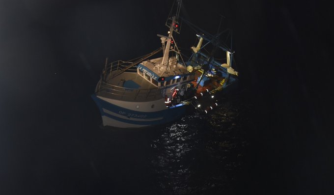 Evacuatie van het Franse vissersschip La Presqu’ile. (Foto Marine Nationale)