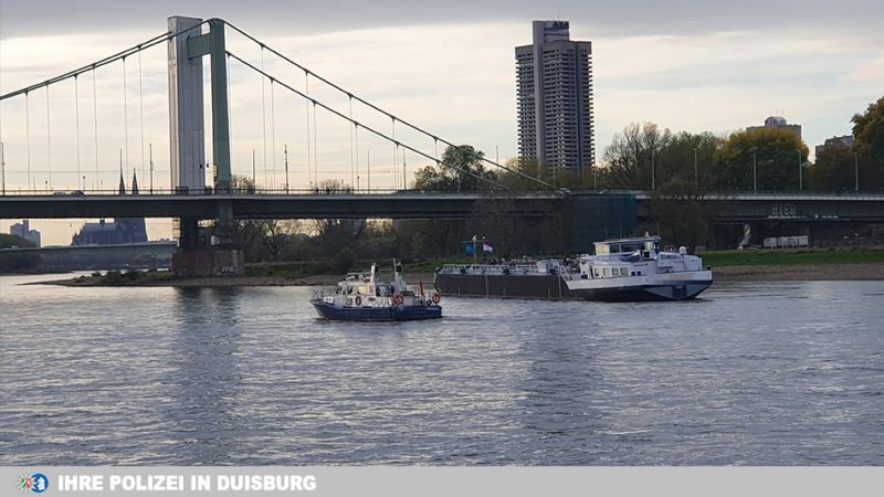 De 85 meter lange tanker aan de grond bij de Mülheimer Brücke in Keulen. (Foto politie Duisburg)