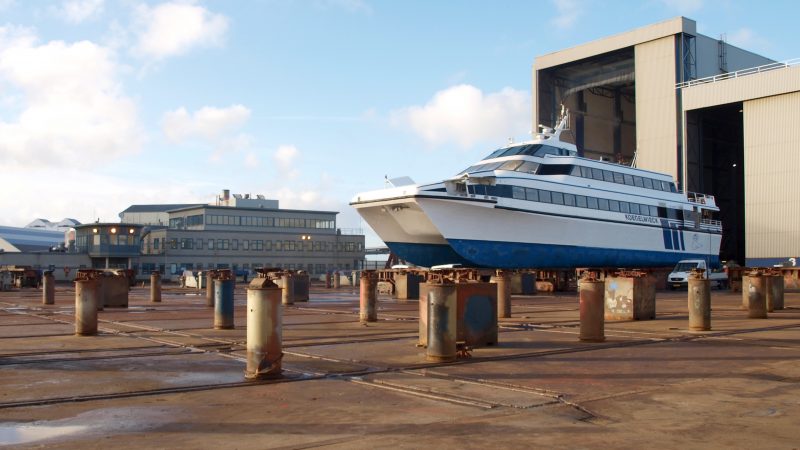 De Koegelwieck is drooggezet van Damen Shipyards in Harlingen in een poging de oorzaak van de motorproblemen te achterhalen. (Foto Gijs van Hesteren)