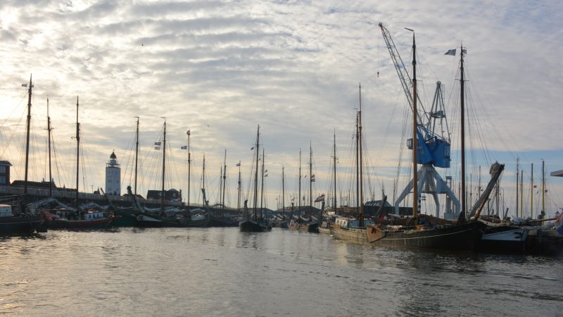 Behalve steun van de lokale brouwerij, heeft Harlingen de vloot charterschepen dit jaar volledig vrijgesteld van haven- en kadegelden en toeristenbelasting. (Foto Gijs van Hesteren)