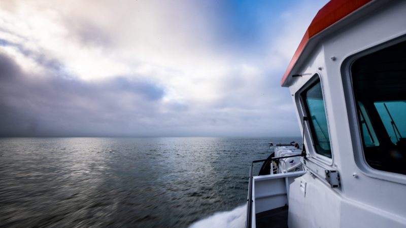 Het kustwachtpatrouilleschip “De Zeearend” merkte het jacht op omdat het met onjuiste verlichting op een ongebruikelijke plaats nabij Den Helder voer. (Foto Marechaussee)