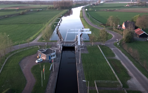 Het Kanaal Almelo-De Haandrik is daarom gestremd voor scheepvaartverkeer van maandag 23 november 2020 tot en met vrijdag 29 januari 2021. (Foto Youtube)
