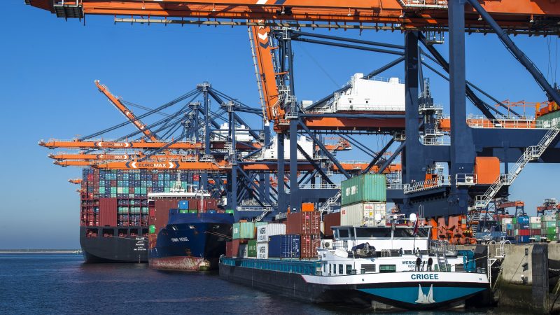 Binnenvaartschepen moeten tot wel 7 dagen wachten bij containerterminals in de haven van Rotterdam