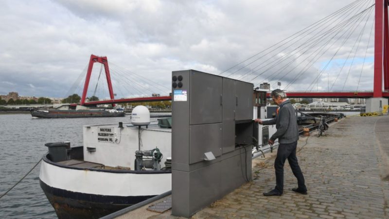 Een schipper sluit aan op de walstroom in de haven van Rotterdam. (Foto Havenbedrijf Rotterdam)