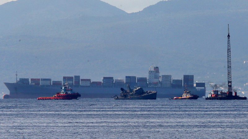 De Maersk Launceston overvoer de Kallisto vorige week bij de haven van Piraeus. (Foto EPA)