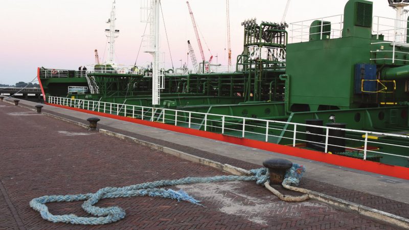 De tanker RN Privodino en de gebroken tros in de Noordersluis. (Foto politie)