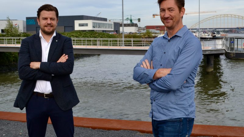 René Beute (manager acquisitie voor Deal Drecht Cities) en Bram Voncken (gebiedsmanager van Havenbedrijf Rotterdam) aan de Noord in Hendrik-Ido-Ambacht. (Foto Helmut de Hoogh)