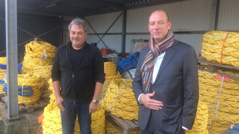 General manager Hans Hubregtse van Touwfabriek G. van der Lee (links) en Egbert Vennik, CEO van de Hendrik Veder Group. (Foto Helmut de Hoogh)