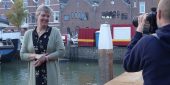 Jikke van Terwisga in de Kalkhaven van Dordrecht, poserend voor een foto voor Kade320. ‘Ik vind het erg leuk om mensen te helpen, een lichtpuntje te geven.’ (Foto Heere Heeresma jr.)