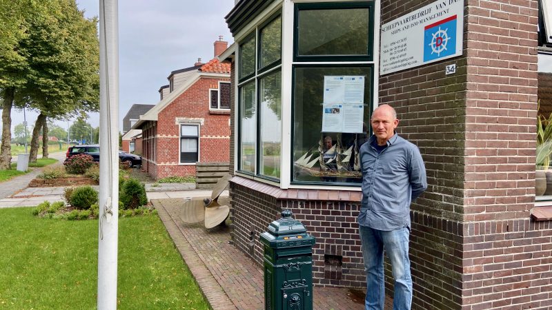 Reder Jan van Dam voor zijn woning en kantoor in het Groningse Spijk. (Foto Loek Mulder)